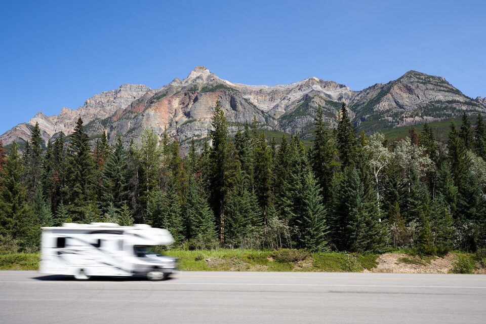 [freepicdownloader.com]-camper-attraverso-le-montagne-rocciose-large