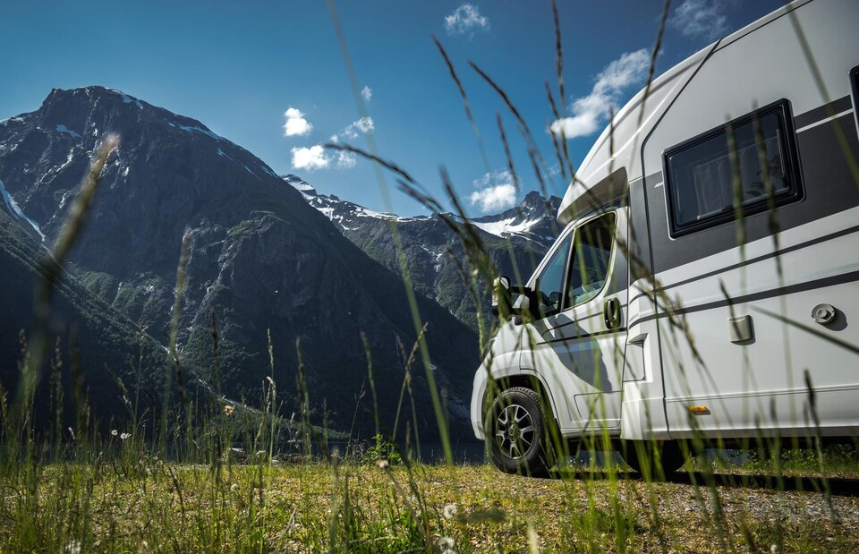 [freepicdownloader.com]-camper-van-sullo-sfondo-del-paesaggio-di-montagna-large