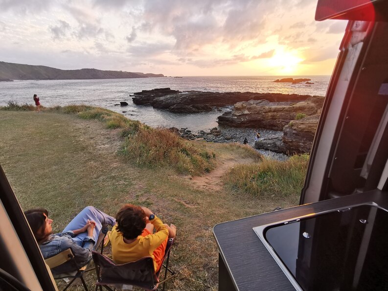 [freepicdownloader.com]-godersi-la-natura-guardando-un-tramonto-con-un-camper-medium